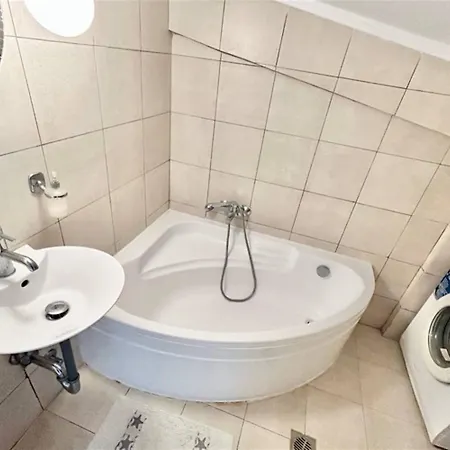 Christina House 2 Bedrooms 6 Guests *